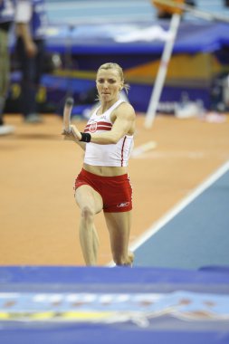 Anna Rogowska Bayan sırıkla yarışıyor