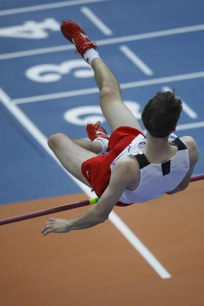 Athlète concourt dans la qualification de saut en hauteur des hommes — Photo