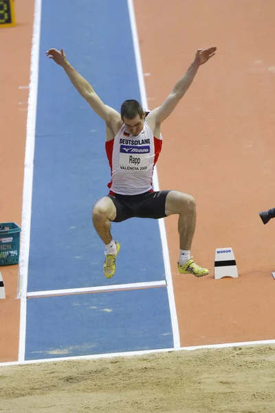 Atleta compite en el salto largo para hombre —  Fotos de Stock