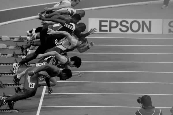 Gli atleti gareggiano sulla pista di 60m Men — Foto Stock