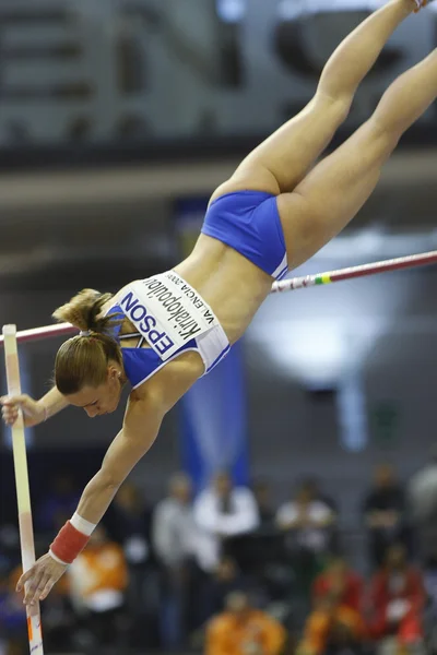Nikolia Kiriakopoulou z Grecji konkuruje w skoku o tyczce kobiet — Zdjęcie stockowe