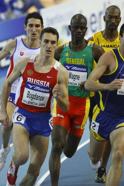 Atleten concurreert op de Mens 800 — Stockfoto