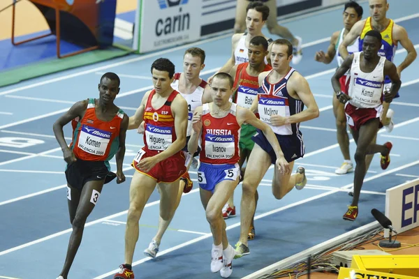 Αθλητές κατά τη διάρκεια 1500 μέτρα ανδρών — Φωτογραφία Αρχείου