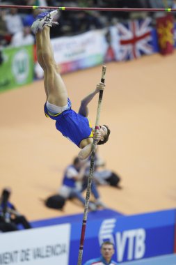 Denys Yurçenko Erkekler sırıkla yarışıyor