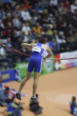 Renaud Lavillenie Erkekler sırıkla yarışıyor