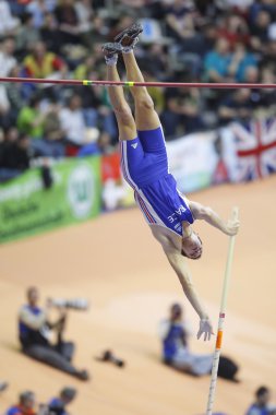 Renaud Lavillenie Erkekler sırıkla yarışıyor