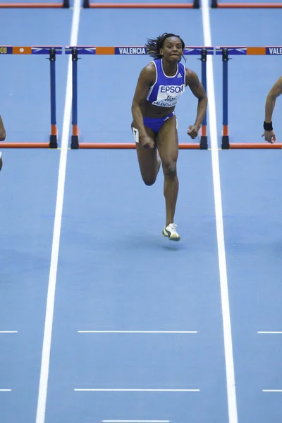 La vincitrice, Flor Okori, gareggia nei 60 metri ostacoli femminili — Foto Stock