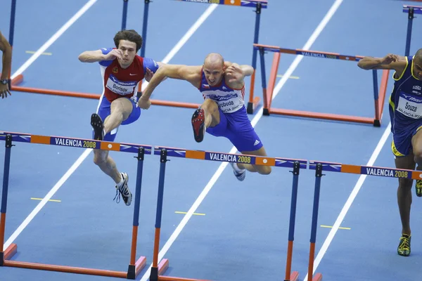 Borisov e Svoboda gareggiano nei 60 metri ostacoli degli uomini — Foto Stock