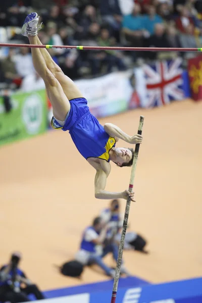 Denys Yurchenko compete no salto do pólo masculino — Fotografia de Stock