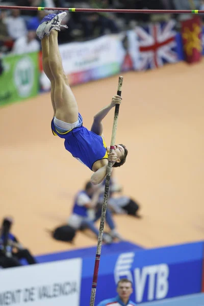 Denys Yurchenko konkuruje w skoku o tyczce mężczyzn — Zdjęcie stockowe