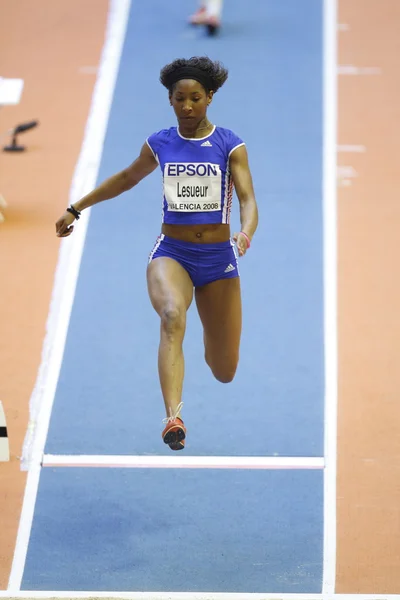 Eloyse Lesueur compite en el salto de longitud femenino — Foto de Stock