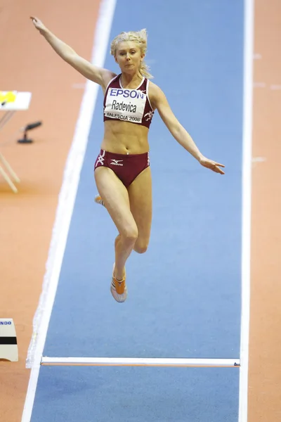 Ineta Radevica compite en el salto de longitud femenino — Foto de Stock