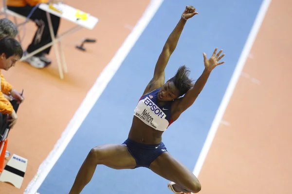 Лела В. Нельсон участвует в квалификации прыжков в длину среди женщин — стоковое фото