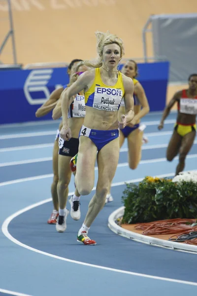 女子 800 m で競合する Tetiana Petlyuk — ストック写真