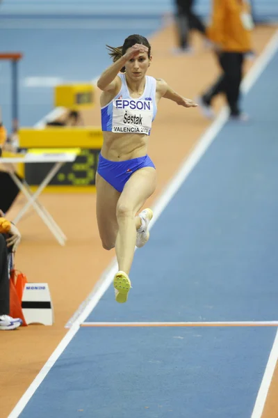 Marija Sestak compite en la final de salto triple para mujer — Foto de Stock