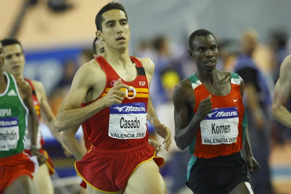 在男子 1500 米决赛竞争 Arturo Casado (L) 和 Daniel Kipchirchir 曼 (R) — 图库照片