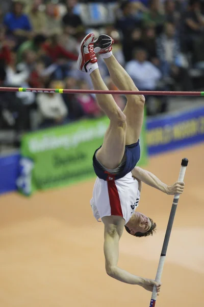 Derek Miles participe au saut à la perche masculin — Photo