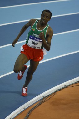 Erkekler 3000 metre yükseklikteki Tariku Bekele yarışıyor