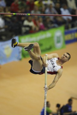 Brad Walker Erkekler sırıkla yarışıyor