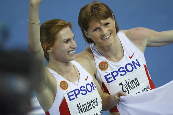 Natalya Nazarova ve Olesya Zykina kutluyor kadın 4 altın madalya tarafından 400 metre bayrak yarışı — Stok fotoğraf