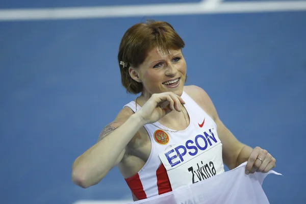 Olesya Zykina celebrates gold medals in Women's 4 by 400 metres relay — Stock Photo, Image