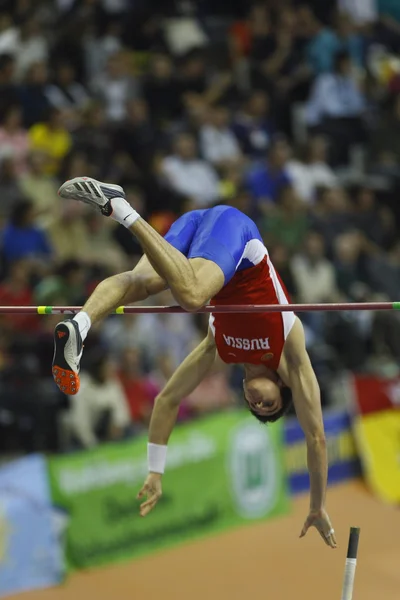 Evgeniy Lukyanenko compite en la bóveda de polos masculinos — Foto de Stock