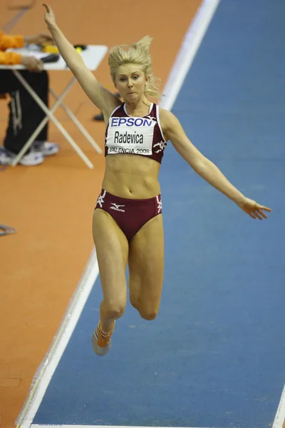 Ineta Radevica compite en el salto de longitud femenino — Foto de Stock