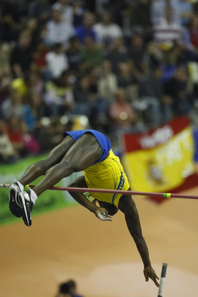 Alhaji Jeng compete no salto em poste masculino — Fotografia de Stock