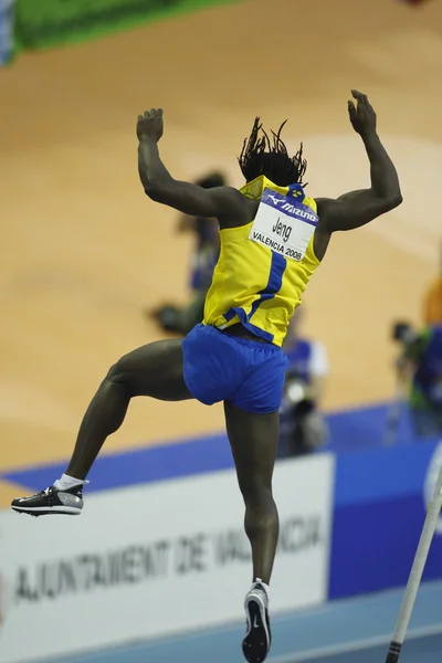 Alhaji Jeng compete no salto em poste masculino — Fotografia de Stock