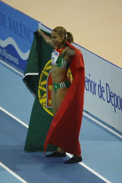 Naide Gomes celebra la victoria de una medalla de oro en el salto de longitud de las mujeres — Foto de Stock