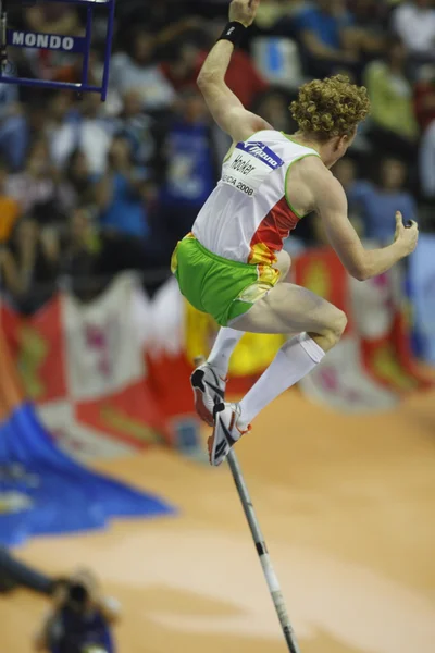 Steven フッカーが男子棒高跳びで競う — ストック写真