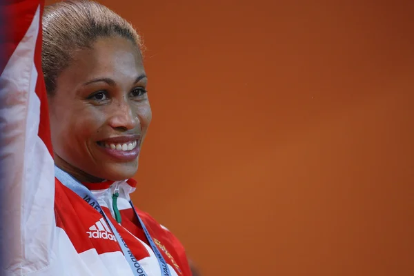 Naide Gomes celebra la victoria de una medalla de oro en el salto de longitud de las mujeres — Foto de Stock