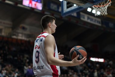 Luka Mitrovic bir top ile