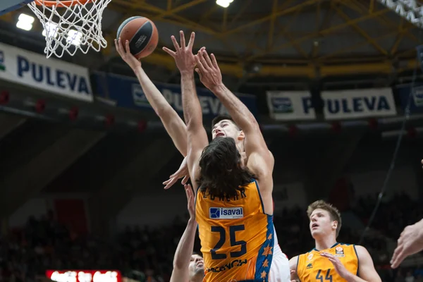 Kresimir Loncar defends the basket — Stock Photo, Image