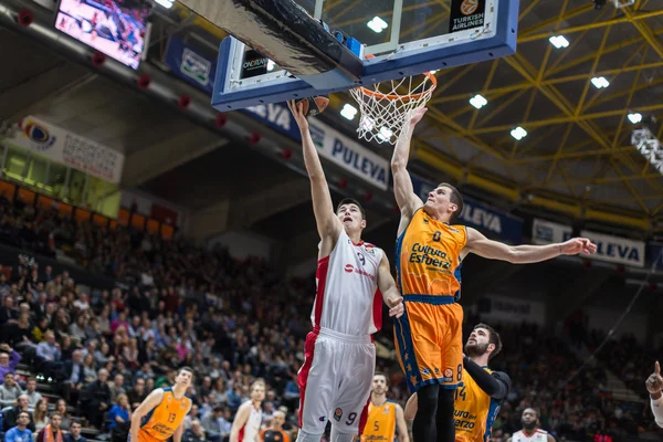 Luka Mitrovic (L) y Nemanja Nedovic (R) en acción —  Fotos de Stock