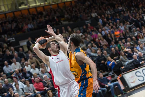 Nikola Kalinic (L) e Pau Ribas (R) in azione — Foto Stock