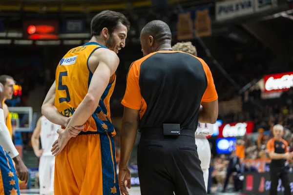 Pau Ribas (L) and referee during the game — Stock Photo, Image