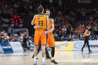 Vladimir Lucic (F) ve Pau Ribas (B) oyun sırasında