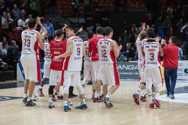 Crvena Zvezda oyuncular maçtan sonra kutluyor