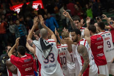 Crvena Zvezda oyuncular maçtan sonra kutluyor