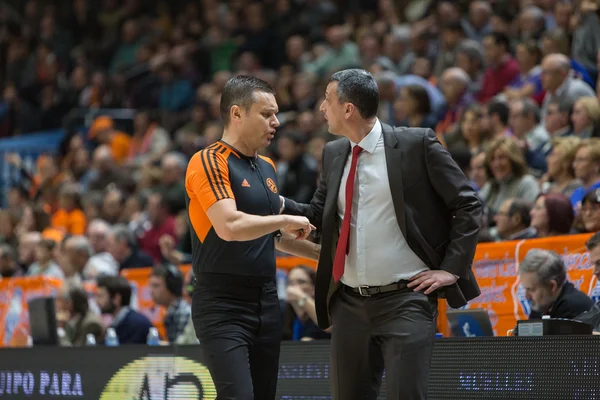 Dejan Radonjic (R), entraîneur-chef de Crvena Zvezda Telekom Belgrade, et arbitre (L ) — Photo