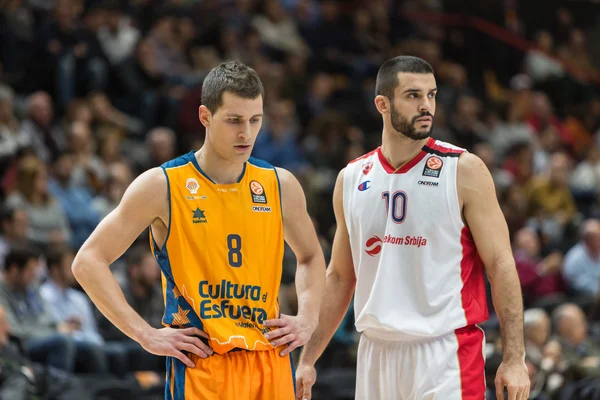 Nemanja Nedovic (L) ve Branko Lazovic (R) oyun sırasında — Stok fotoğraf