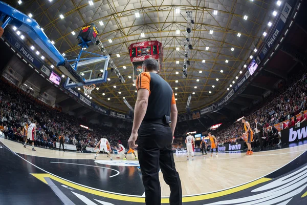 Referee looking at the match — Stock Photo, Image