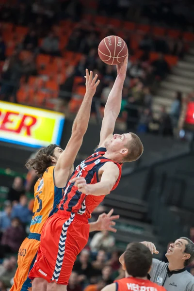 Colton Iverson (R) και Κρέσιμιρ Loncar (L) σε δράση — Φωτογραφία Αρχείου