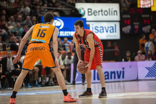 Thomas Heurtel mit Ball und Guillem vives — Stockfoto