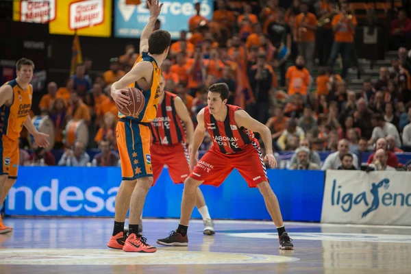 Guillem Vives con una pelota y Thomas Heurtel defiende — Foto de Stock