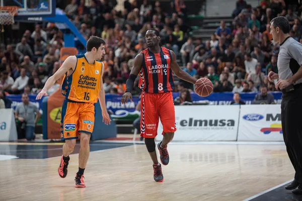 Doron Perkins (R) com uma bola e Guillem Vives (L) em ação — Fotografia de Stock