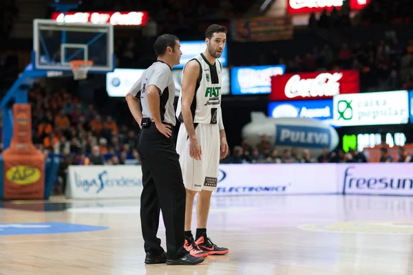 Vidal and referee during match — Stock Photo, Image