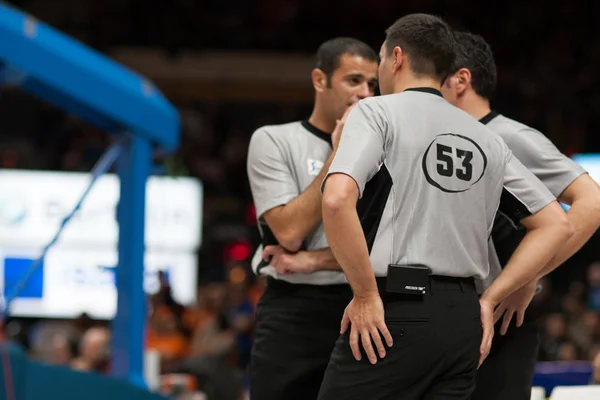 Arbitri durante la partita di campionato spagnolo — Foto Stock