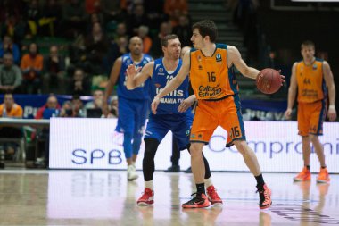 Guillem Vives bir top ve oyun sırasında Marius Runkauskas (B) ile